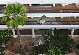 Daños causados por el derrumbe en pasillos traseros y comunales del complejo de apartamentos.