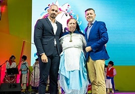 Teodoro Sosa, alcalde de Gáldar, entrega la Medalla de Oro a la directora de la AF Harimaguadas.