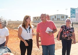 Foto de archivo de la presidenta Lola García, el consejero Víctor Alonso y Ana Trujillo, responsable de Asomasamen, cuando se puso la primera piedra de la residencia en agosto de 2023.