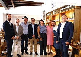 Asistentes a la apertura del espacio de promoción del producto local.