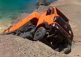 Un camión se precipita por el acceso de la playa de Papagayo y provoca el cierre