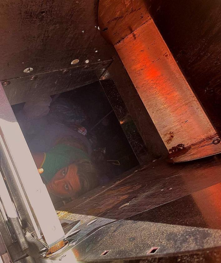 Imagen secundaria 2 - Arriba, 'Patuco' ingresado en la clínica veterinaria, donde se recupera. Debajo, zona donde le encontraron y la joven Naiara dentro del habitáculo durante el rescate.