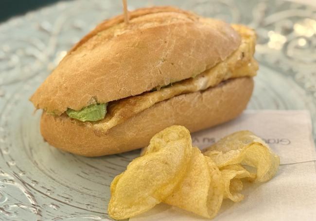 Pulga de francesa, aguacate y tumaca