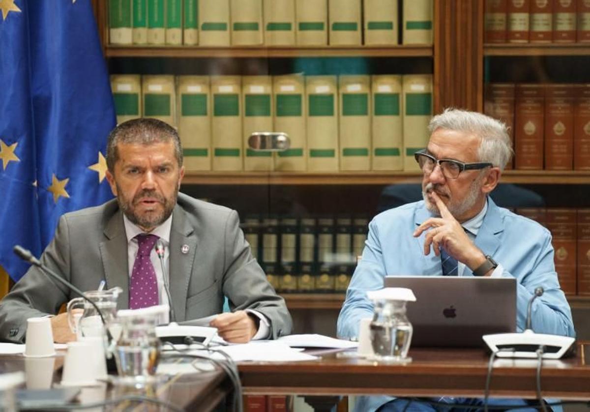 Francisco Gracía, rector de la ULL (i), y Lluís Serra, su homólogo en la ULPGC.