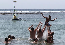 Juegos infantiles en la playa de Las Salinas.