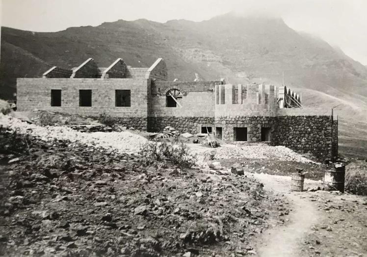 Arriba, fachada este del chalet Winter en Cofete en obras el 2 de agosto de 1947; abajo, aspecto actual de la casa.