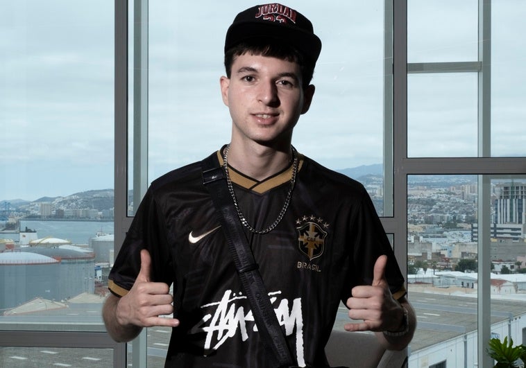 Fabiuki visita la redacción de CANARIAS7 antes de la Final Nacional de Red Bull Batalla.