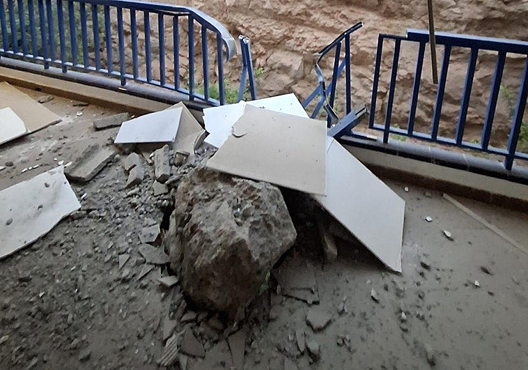 Una de las rocas que impactó sobre uno de los pasillos comunales traseros del edificio.