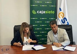 Momento de la firma entre Cajasiete y el Círculo de Empresarios del Sur de Tenerife.