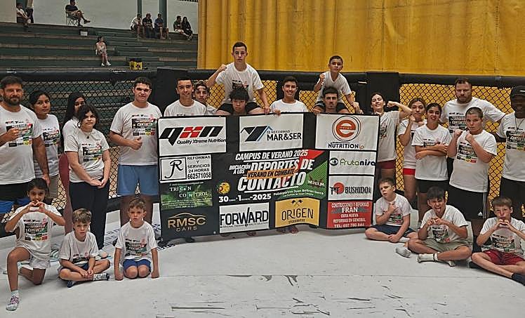 Fotp de grupo, con alumnos y entrenadores.