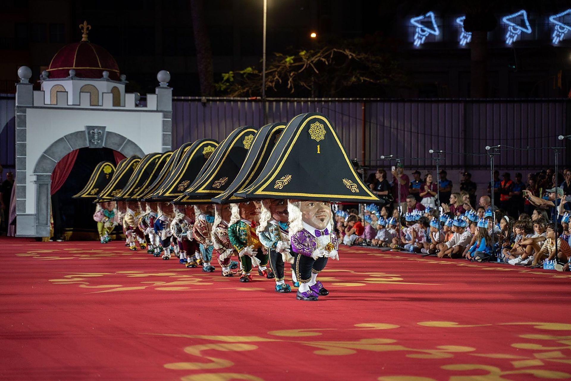 Los Enanos de La Palma danzan al ritmo de su tradicional polca