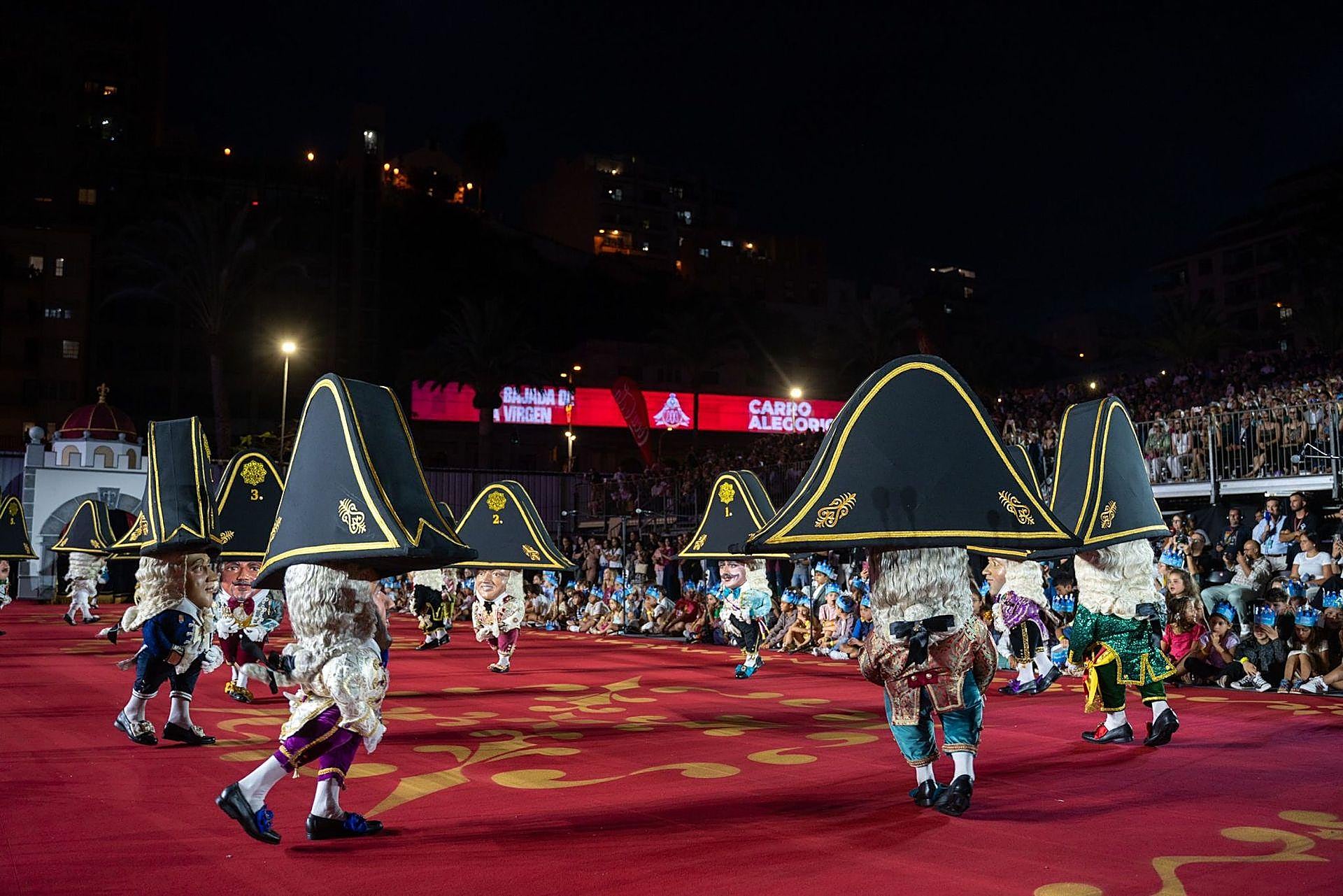 Los Enanos de La Palma danzan al ritmo de su tradicional polca