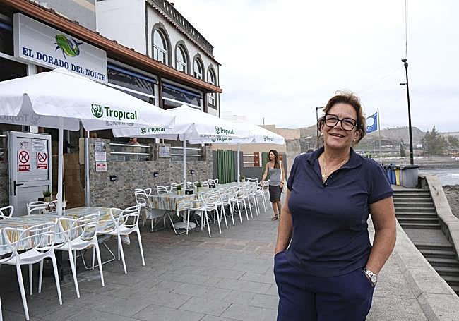 Sary Falcón posa frente a su restaurante en la avenida, El Dorado del Norte.