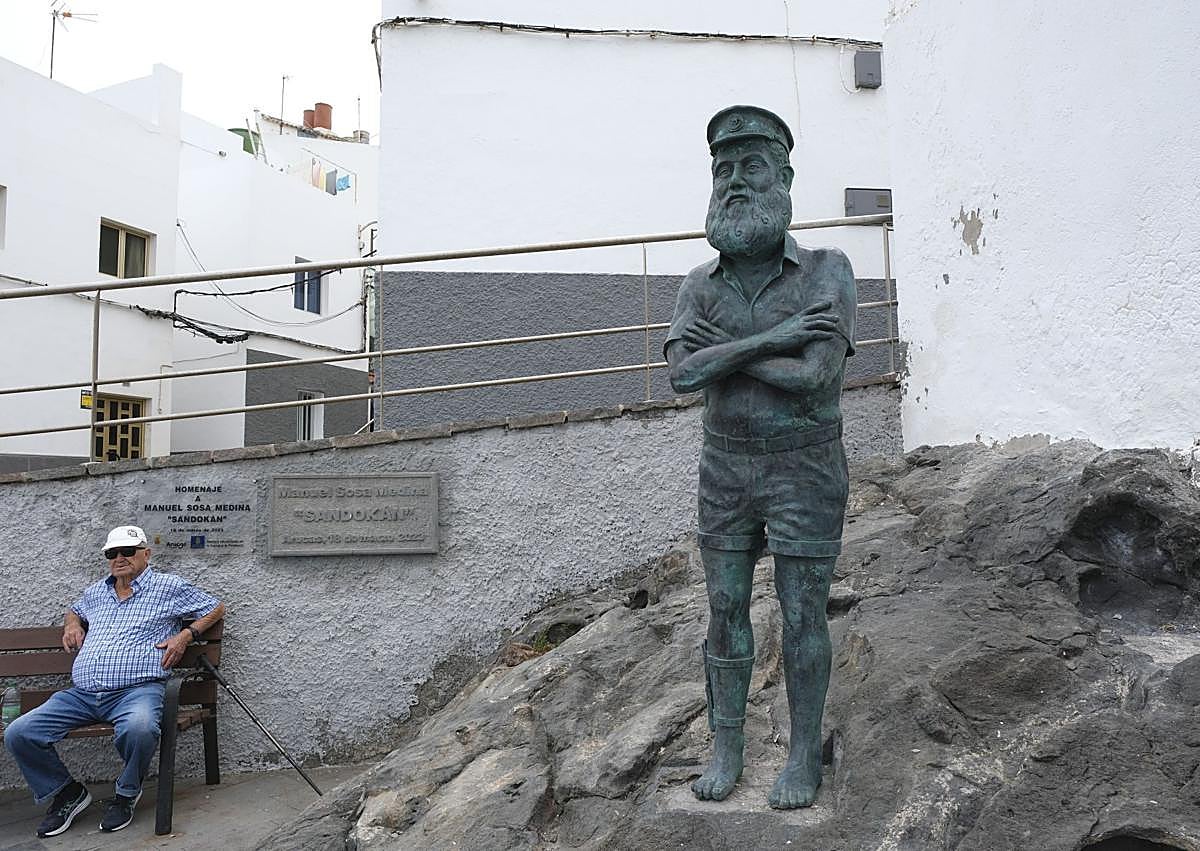 Imagen secundaria 1 - Los bañistas disfrutando de los charcos de El Puertillo, la estatua de bronce de Sandokán en el paseo de la playa y las olas rompen con las rocas de la costa.