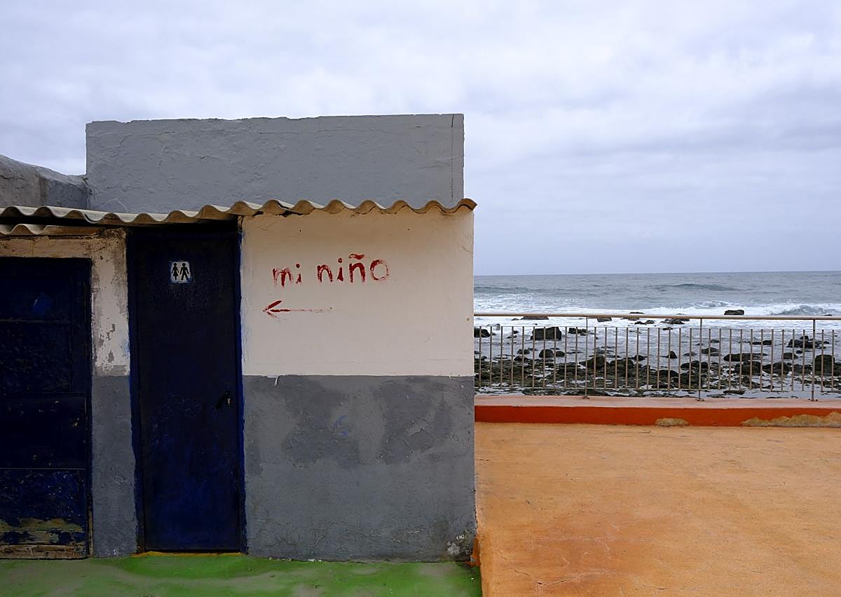 Imagen secundaria 1 - Complejo de viviendas en el paseo marítimo de San Felipe, zona donde se rodó el videoclip de la canción de Quevedo, 'Lisboa', y el mar bravo.
