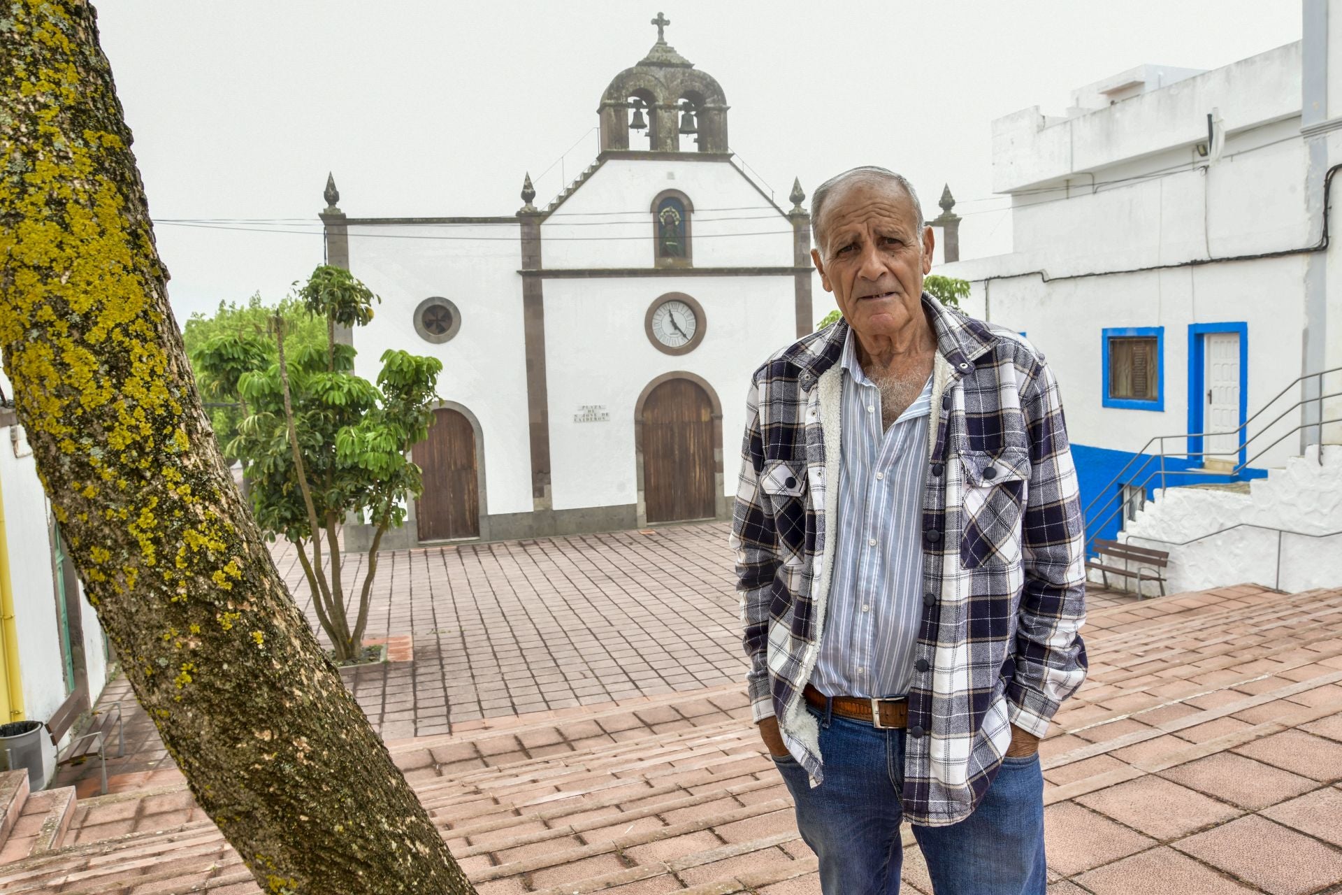 José Mendoza posa frente a la plaza de Caideros.