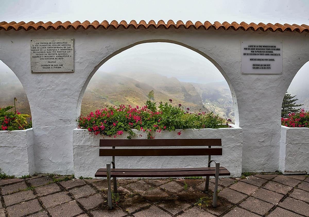 Imagen principal - Placas a Florentino Guillén Mendoza y José Mendoza en la plaza de Caideros, agricultores realizando sus labores de recogida y cosecha y un rebaño de cabras descansa a la sombra.