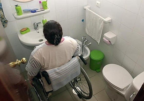 Una persona con movilidad reducida en el baño de su vivienda.