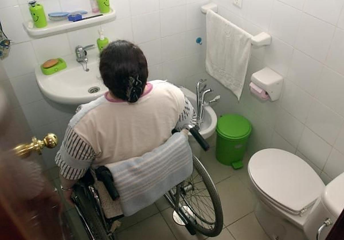 Una persona con movilidad reducida en el baño de su vivienda.