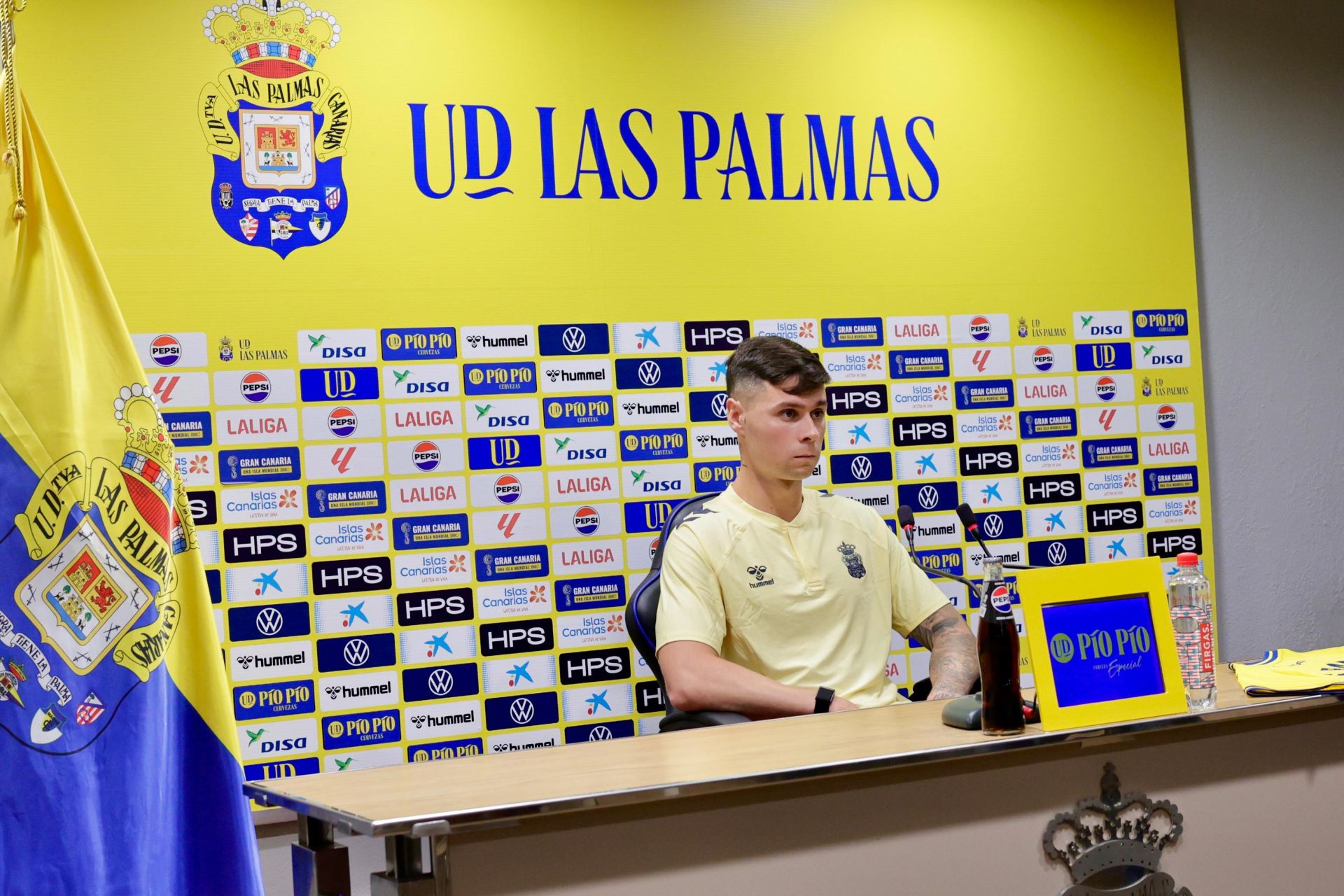 Así fue la presentación del nuevo jugador de la UD Las Palmas, Sergio Barcia