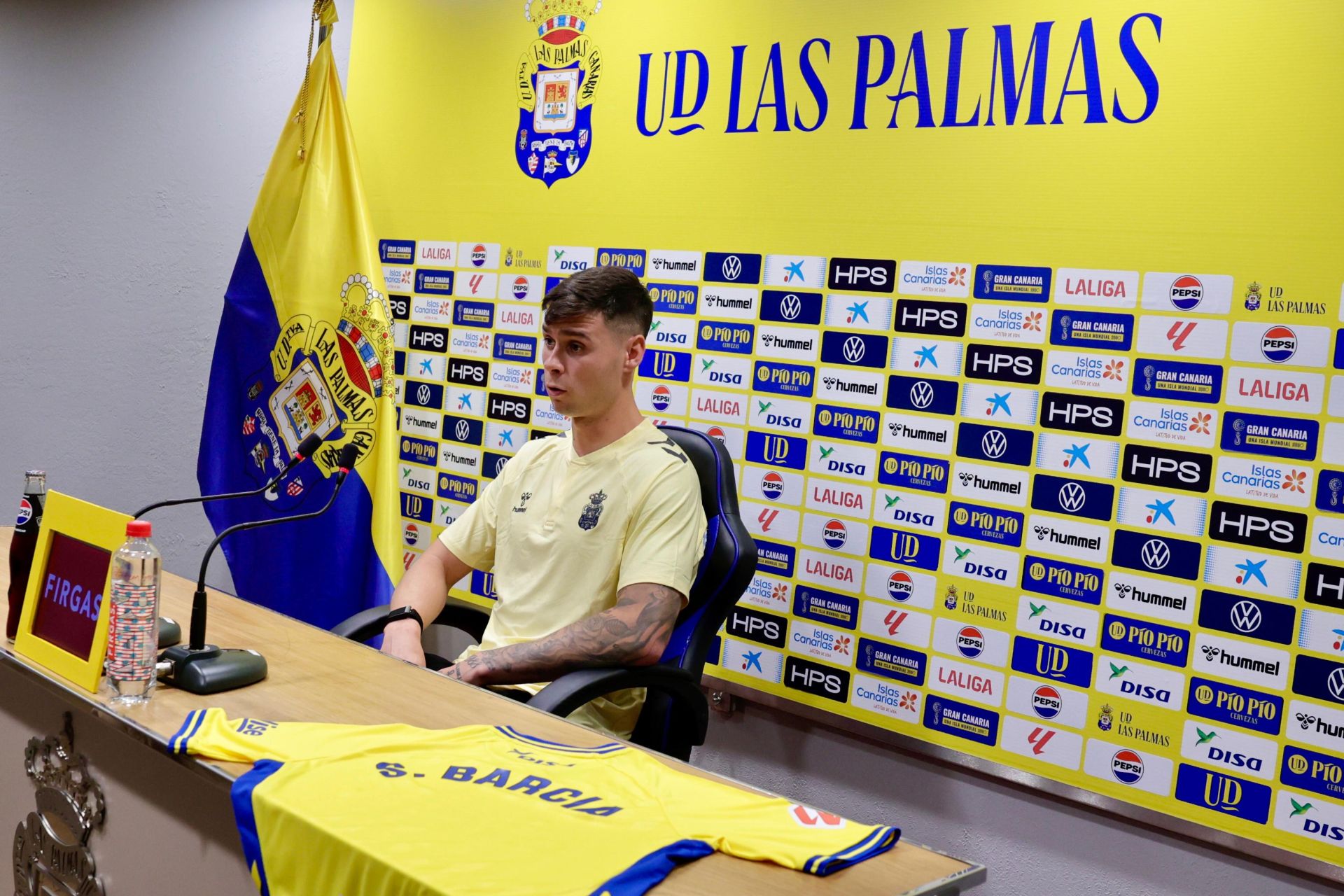 Así fue la presentación del nuevo jugador de la UD Las Palmas, Sergio Barcia