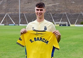 Así fue la presentación del nuevo jugador de la UD Las Palmas, Sergio Barcia