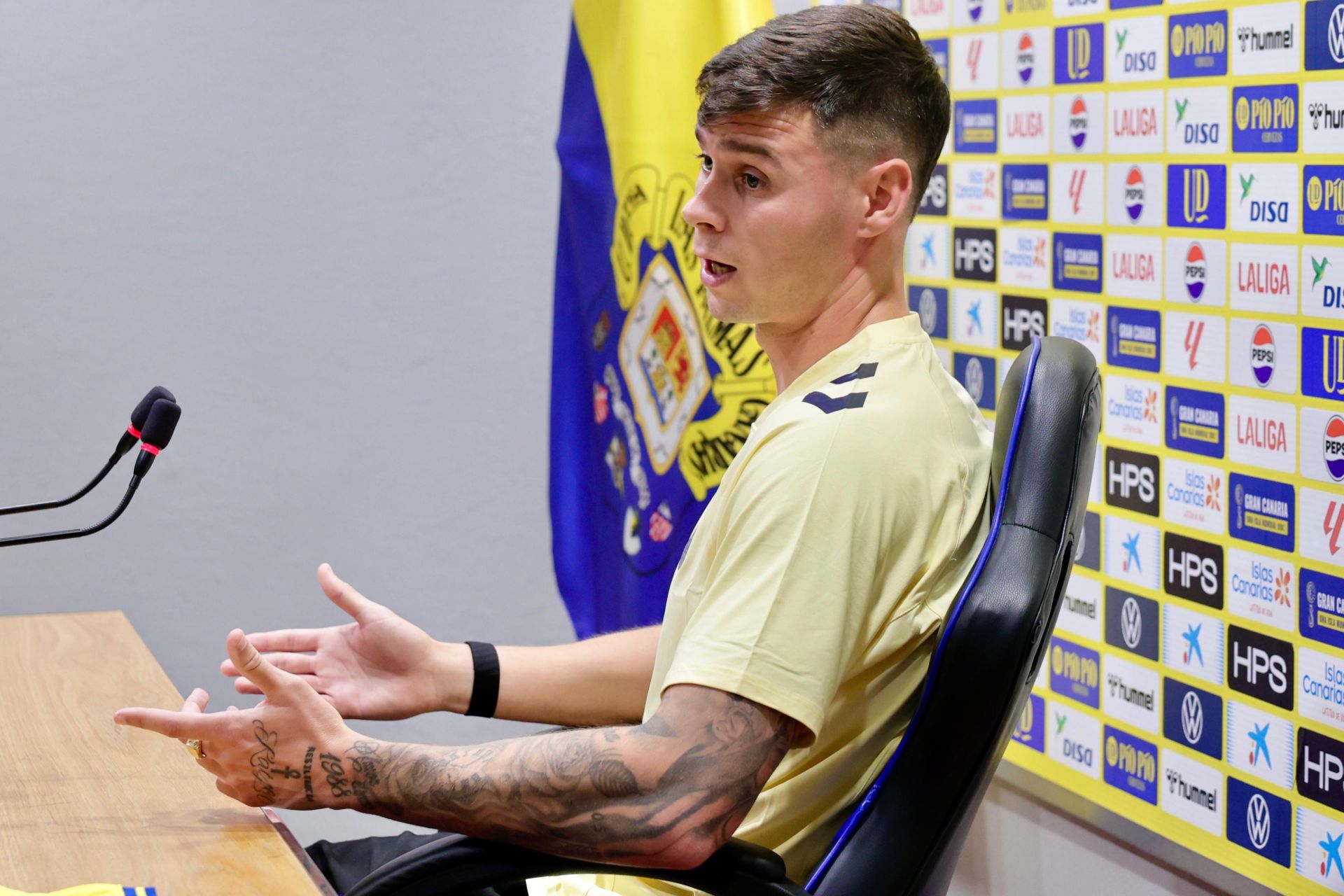 Así fue la presentación del nuevo jugador de la UD Las Palmas, Sergio Barcia