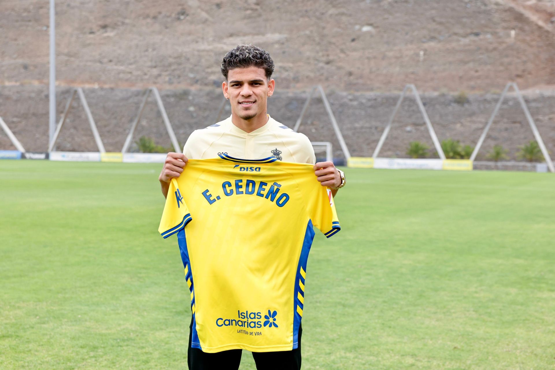 Las imágenes de la presentación del jugador de la UD Las Palmas, Edward Cedeño