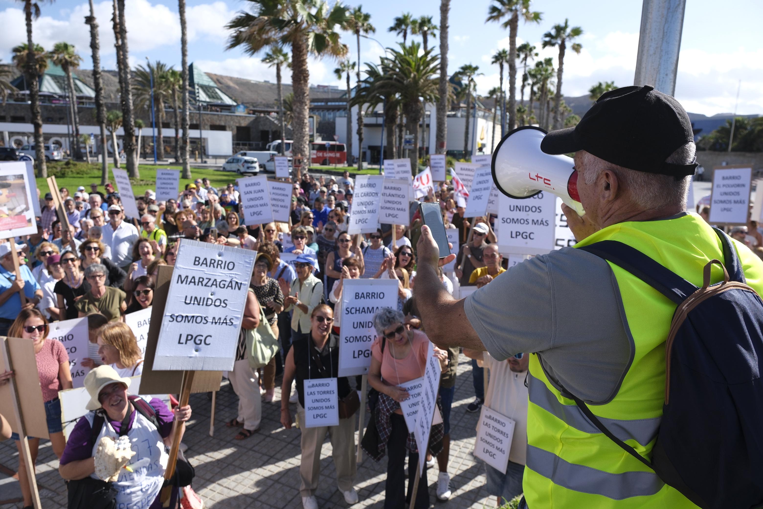 Los vecinos de Las Torres salen a la calle al grito de «nuestras casas no se tocan»