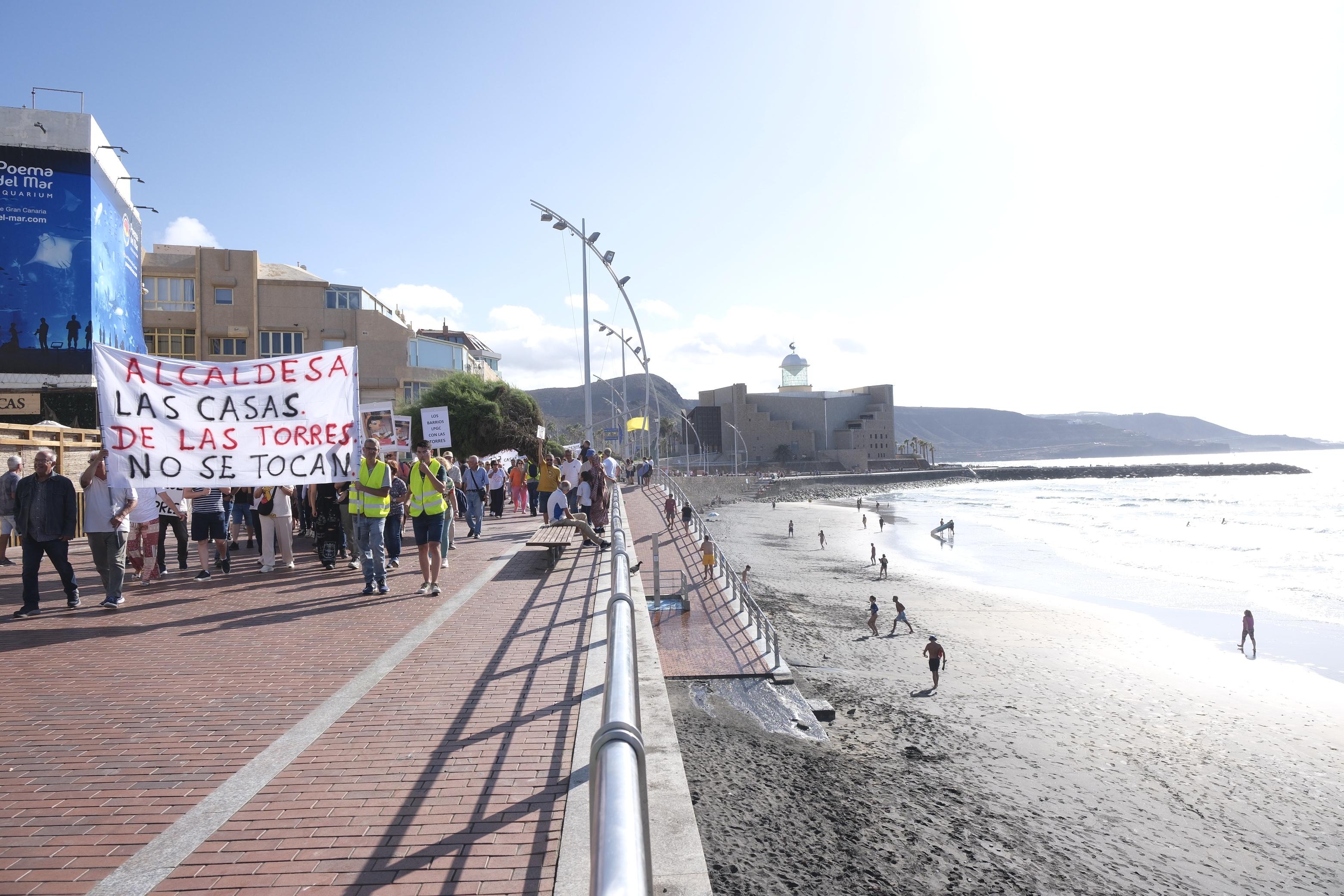 Los vecinos de Las Torres salen a la calle al grito de «nuestras casas no se tocan»