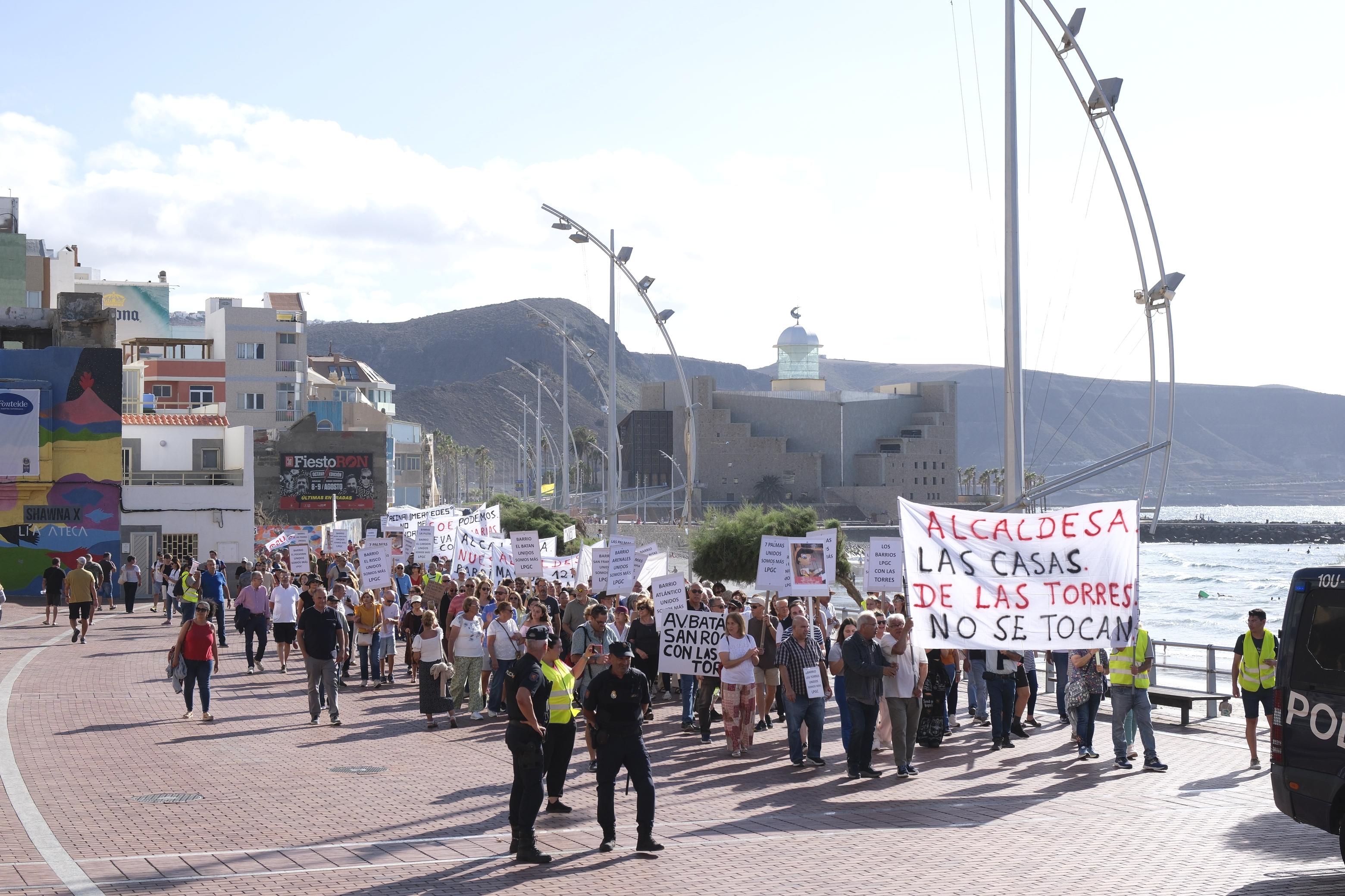 Los vecinos de Las Torres salen a la calle al grito de «nuestras casas no se tocan»
