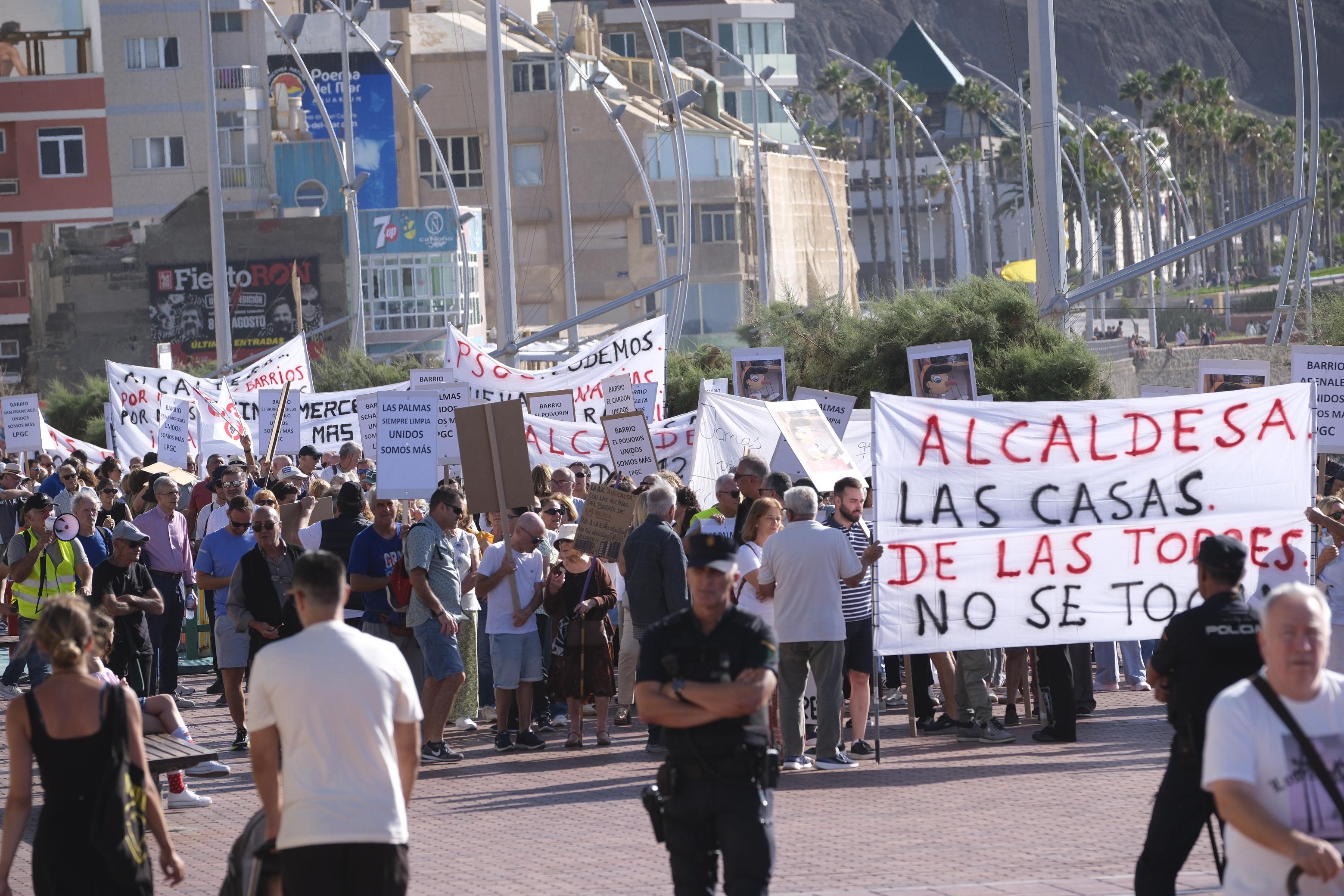 Los vecinos de Las Torres salen a la calle al grito de «nuestras casas no se tocan»