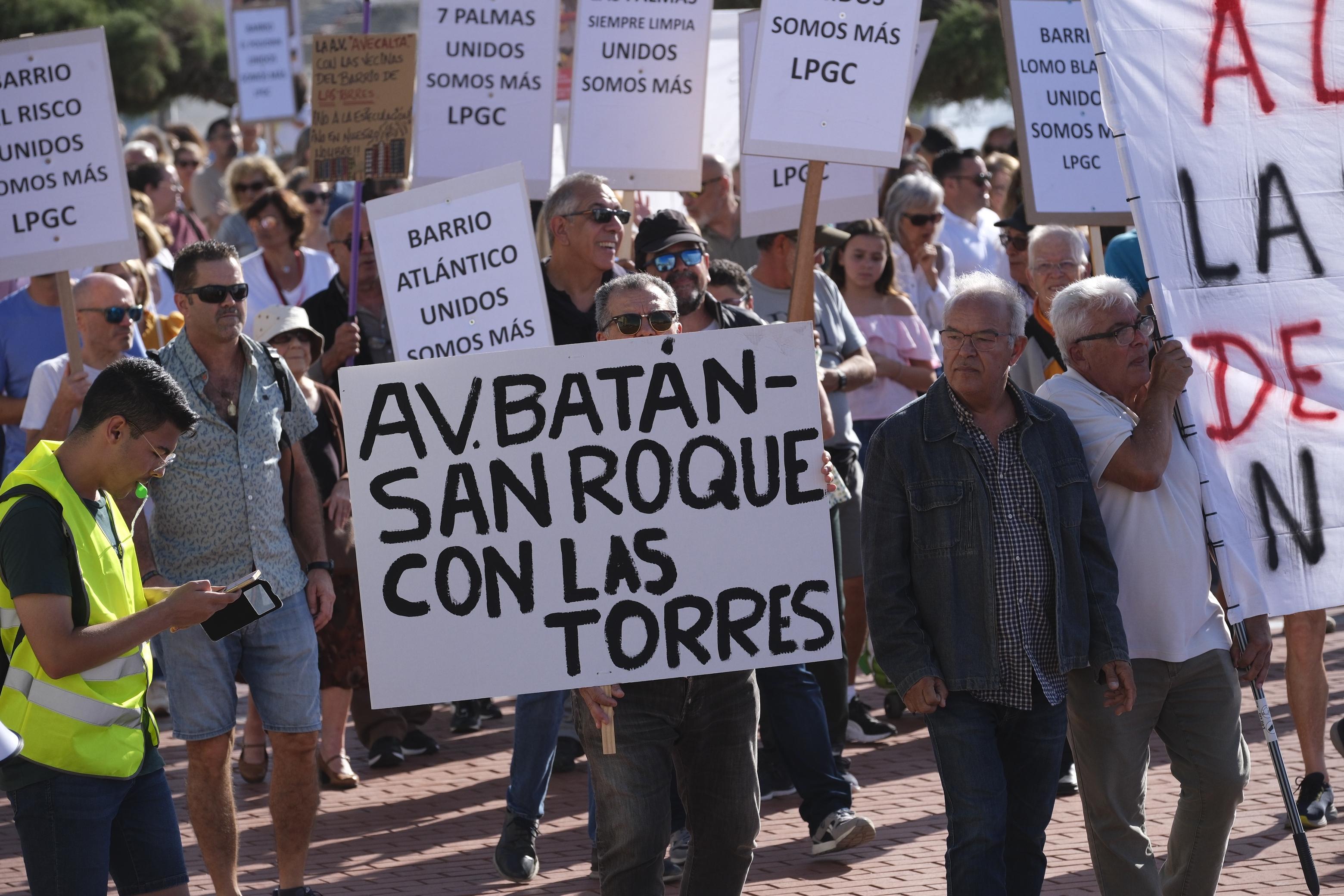 Los vecinos de Las Torres salen a la calle al grito de «nuestras casas no se tocan»