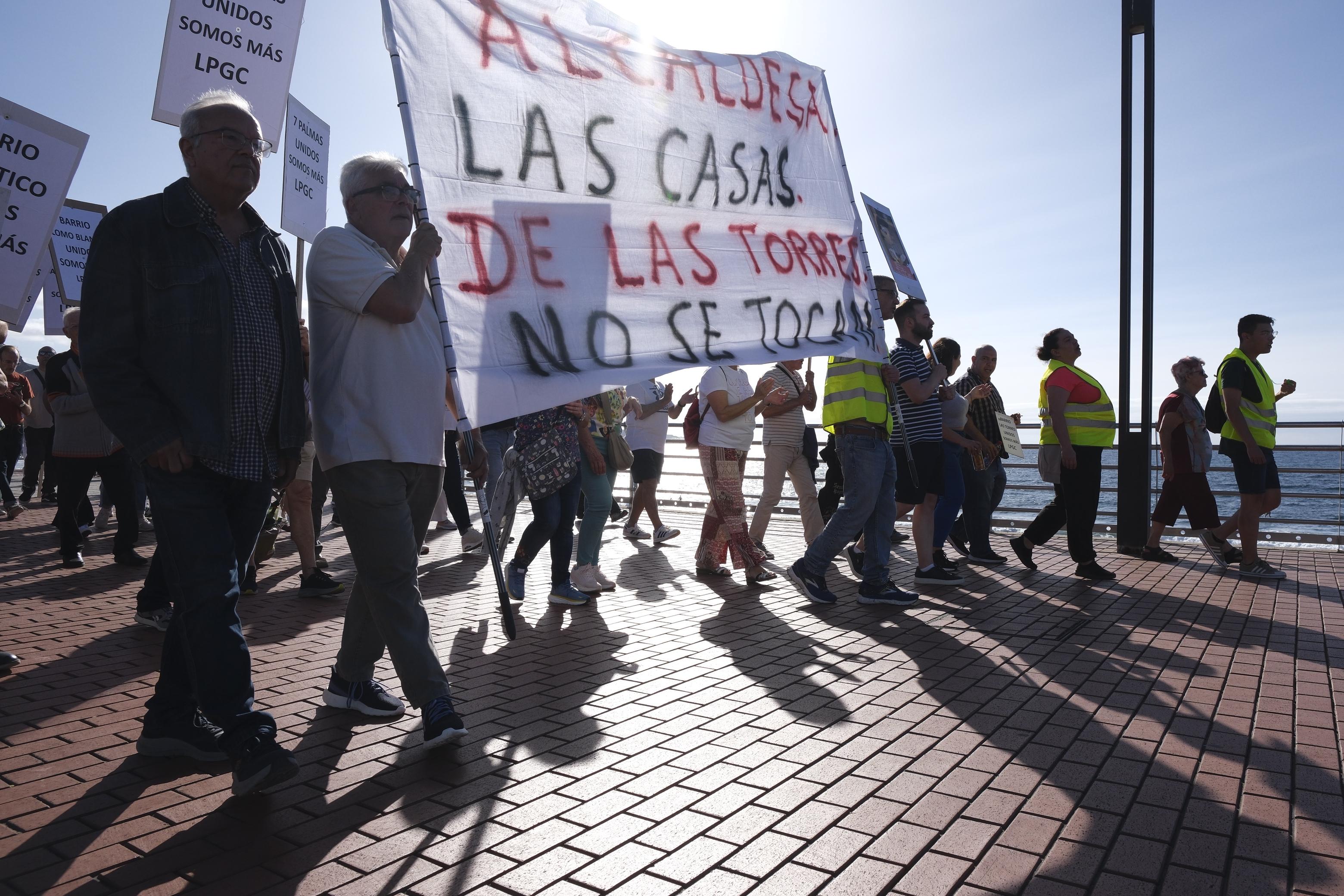 Los vecinos de Las Torres salen a la calle al grito de «nuestras casas no se tocan»