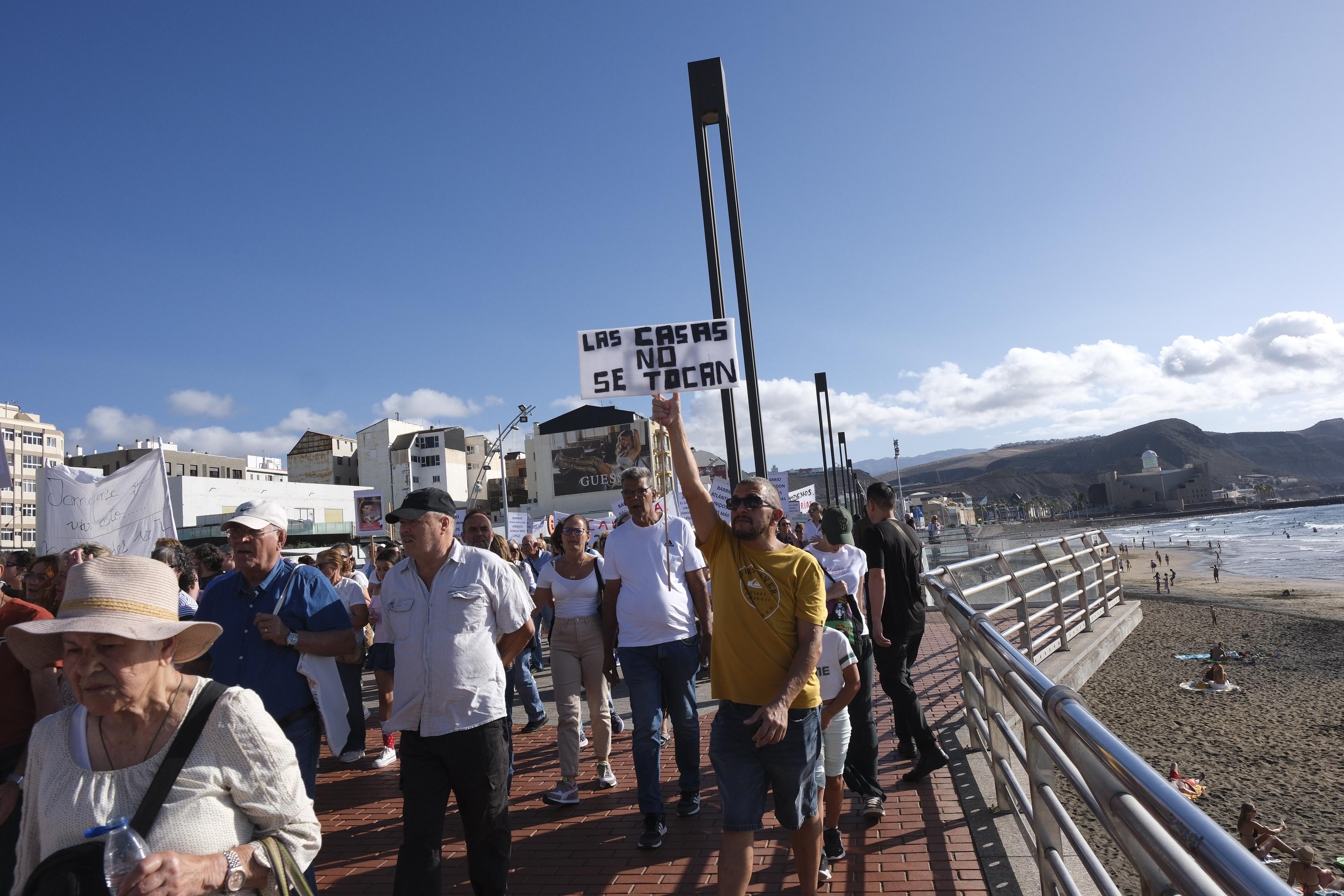 Los vecinos de Las Torres salen a la calle al grito de «nuestras casas no se tocan»