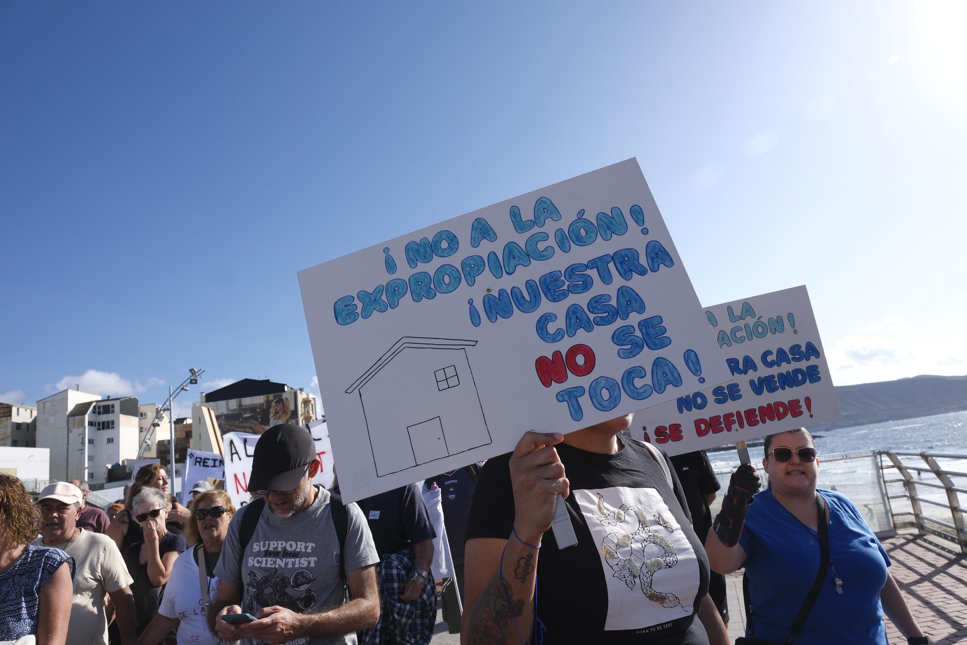 Los vecinos de Las Torres salen a la calle al grito de «nuestras casas no se tocan»