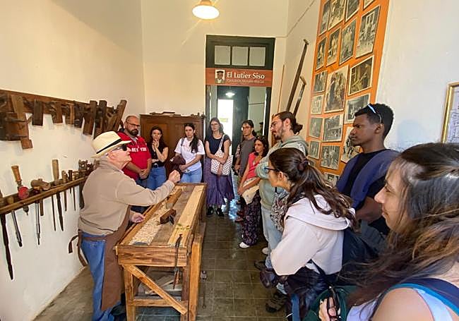 Visita al museo vivo de una carpintería en La Aldea de San Nicolás.