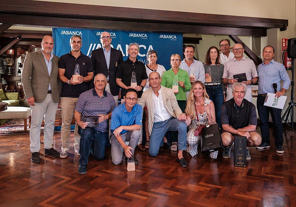 Los premiados del torneo, a la conclusión del mismo con sus trofeos acreditativos.