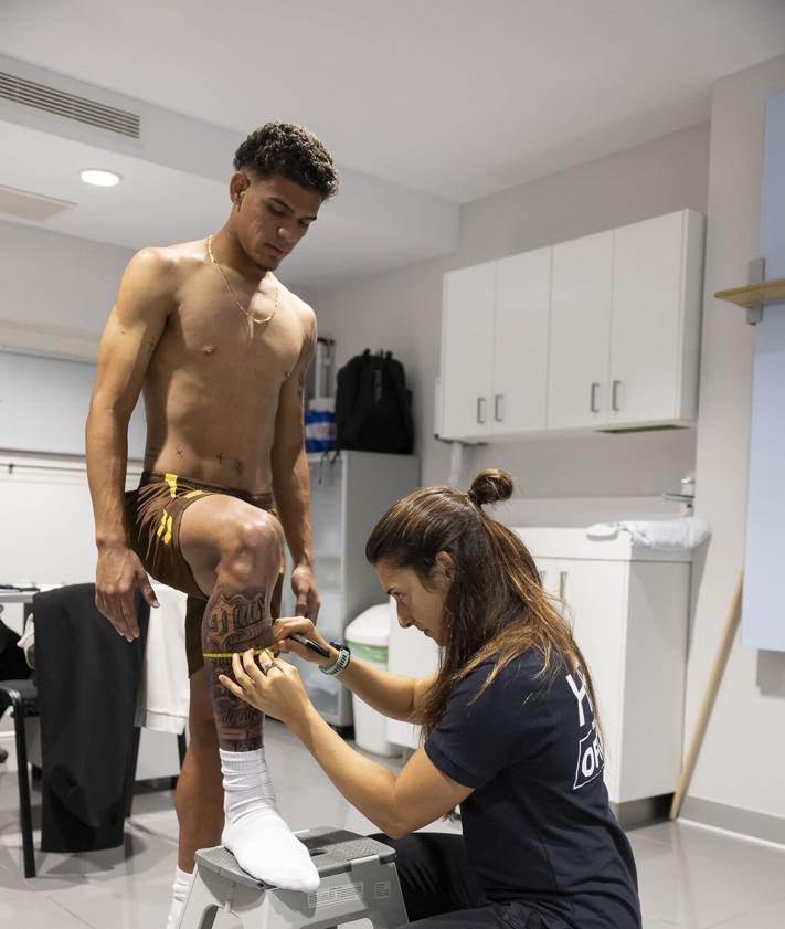 Imagen secundaria 2 - Hospital Perpetuo Socorro y UD Las Palmas, un equipo que va a por todas