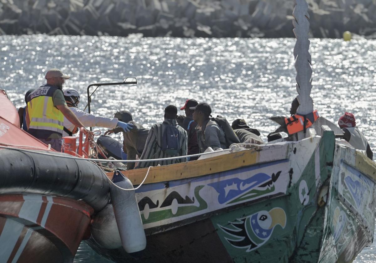 Imagen de los 54 inmigrantes rescatados en la tarde de hoy sábado por la embarcación de Salvamento Marítimo, Salvamar Diphda, en aguas cercanas a El Hierro y trasladados al puerto de La Restinga, en el municipio de El Pinar, en la isla de El Hierro.