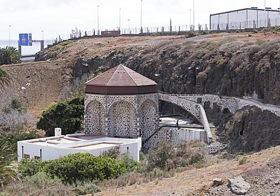Exterior de la Noria de Jinámar, cerrada pese a que se invirtió para dotarla como museo. Luego fue vandalizada.