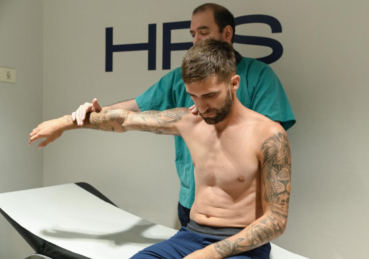 Imagen principal - Hospital Perpetuo Socorro y UD Las Palmas, un equipo que va a por todas