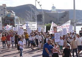 Protesta vecinal contra las expropiaciones en Las Torres, este sábado en el paseo de Las Canteras.