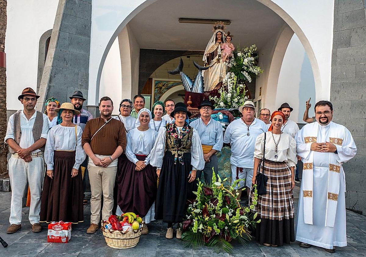 Imagen principal - Más de 10.000 personas participan en la romería-ofrenda de la Virgen del Carmen en Arguineguín