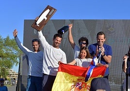 Los regatistas isleños, en lo más alto del podio en Bélgica.