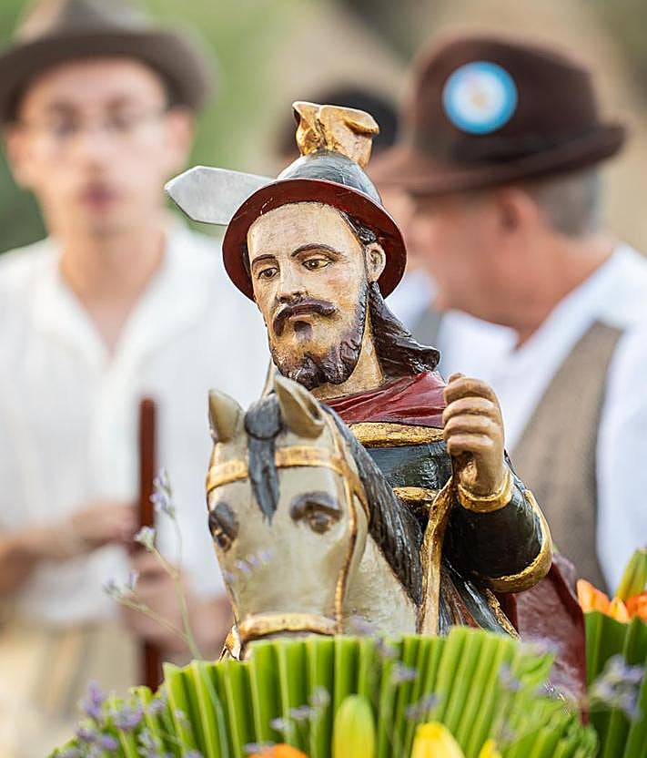 Imagen secundaria 2 - La Bajada de Santiago el Chico renueva la devoción y la identidad de Tunte en un emotivo recorrido desde El Pinar