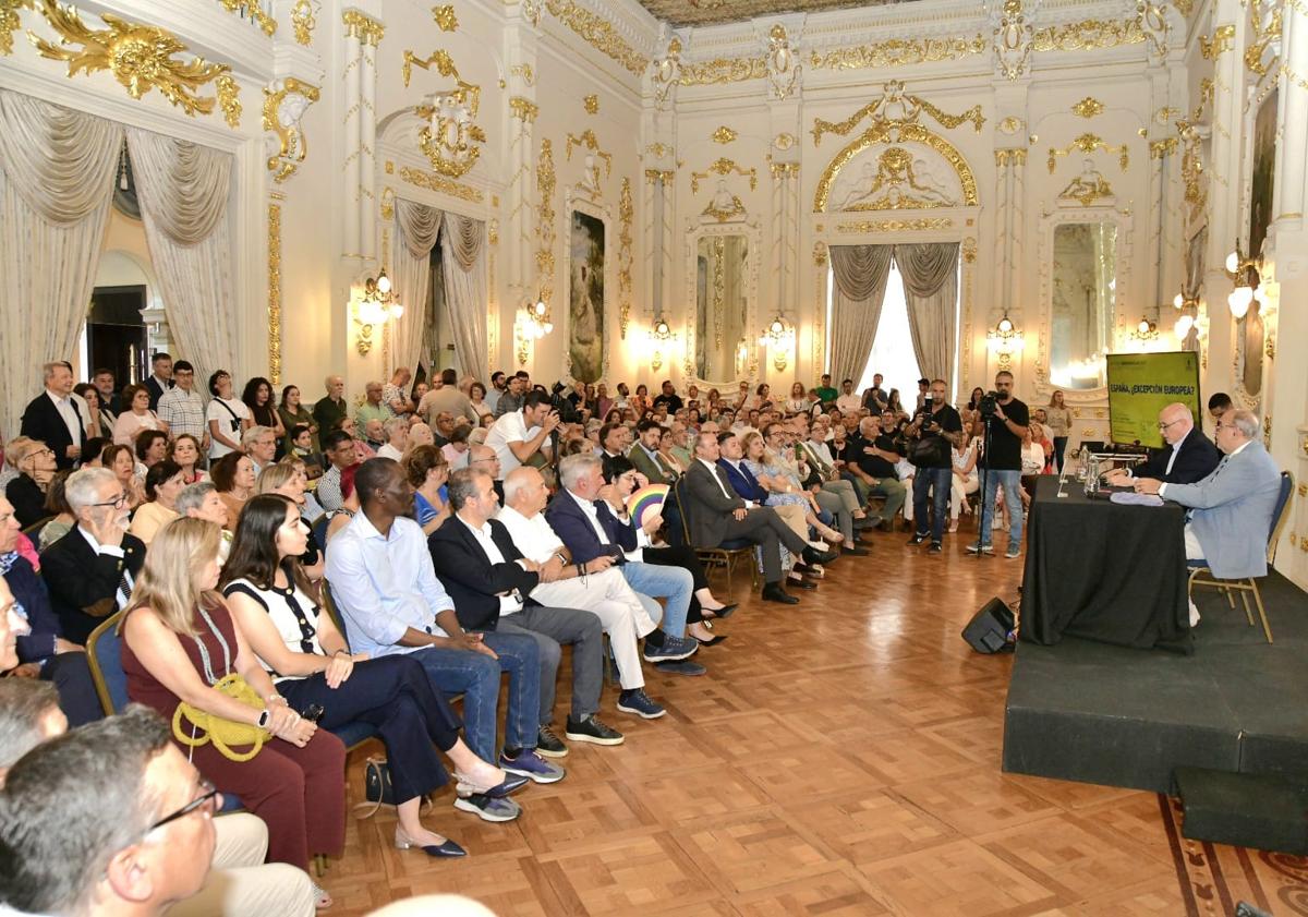 Imagen principal - Morales y Juliana, en el ciclo 'Democracia y totalitarismo'
