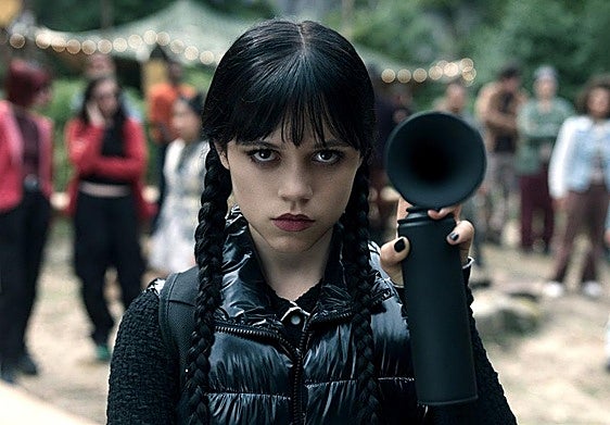 Jenna Ortega vuelve a meterse en la piel de la joven Miércoles.