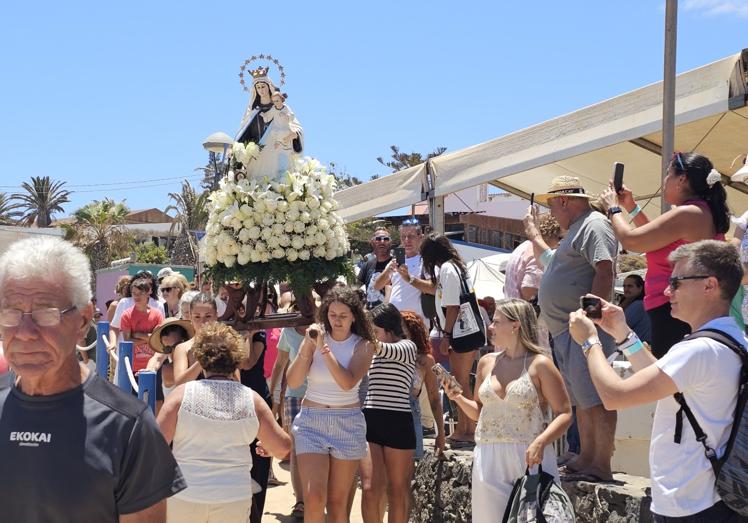 Dos momentos de la procesión en Las Salinas.