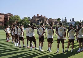 Luis García da instrucciones al equipo.